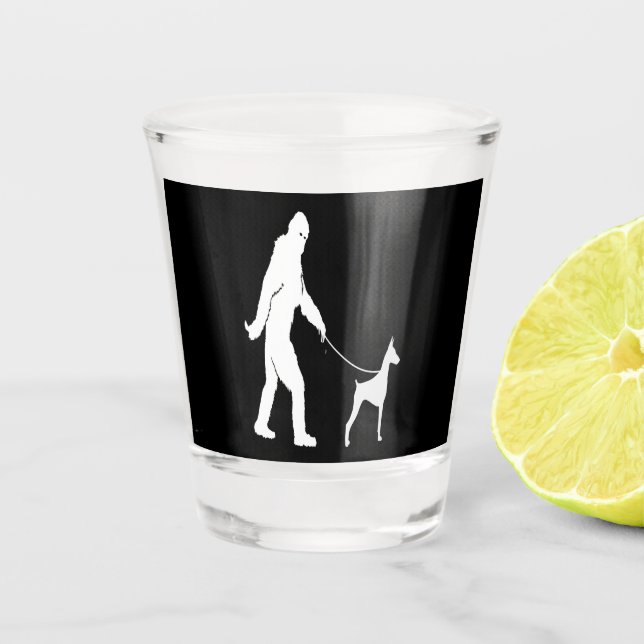 Verre A Shot Doberman Gift| Les gens ensemble Doberman marcher (Devant)