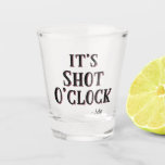 Verre A Shot Drôle C'est Shot O'clock Citation Typographie<br><div class="desc">Drôle C'est Shot O'clock Citation Typographie Shot Glass - Citation par "me",  ou nom personnalisé. Un texte amusant pour Lui,  Papa,  des cadeaux Groomsman,  ou pour n'importe quel type ou amant de tir.</div>