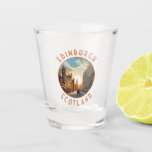 Verre A Shot Edimbourg Scotland Retro Cercle en détresse<br><div class="desc">Conception de voyage vectoriel rétro à Edimbourg. Edimbourg est la capitale écossaise compacte et vallonnée. Il dispose d'une vieille ville médiévale et d'une élégante ville géorgienne,  dotée de jardins et de bâtiments néoclassiques.</div>