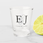 Verre A Shot Élégant Mariage de monogramme de couple d'esperlue<br><div class="desc">Élégant Ampersand Couple Monogram Mariage Shot Glass</div>