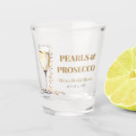 Verre A Shot Elégante perles d'or et Fête des mariées de poursu<br><div class="desc">Laissez-vous tenter par l'élégance de nos élégantes perles d'or et de notre verre de Fête des mariées Prosecco. Ce magnifique verre tiré exhale le raffinement, avec des accents dorés chatoyants et des perles délicates qui complètent parfaitement l'esprit festif de votre douche nuptiale. Sirotez votre liqueur préférée ou grillez-vous avec une...</div>