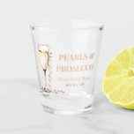 Verre A Shot Elégante perles d'or et Fête des mariées de poursu<br><div class="desc">Laissez-vous tenter par l'élégance de nos élégantes perles d'or et de notre verre de Fête des mariées Prosecco. Ce magnifique verre tiré exhale le raffinement, avec des accents dorés chatoyants et des perles délicates qui complètent parfaitement l'esprit festif de votre douche nuptiale. Sirotez votre liqueur préférée ou grillez-vous avec une...</div>