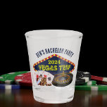 Verre A Shot Enterrement de vie de garçon personnalisable Voyag<br><div class="desc">Personnalisez vos propres verres à shot pour un voyage d'enterrement de vie de garçon pour un séjour à Las Vegas. Un verre à shot personnalisé cool avec des éléments essentiels de casino tels qu'un jeu de cartes, des jetons de poker et une roulette avec Vegas Trip en écriture jaune. Cadeaux...</div>