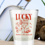 Verre A Shot Enterrement de vie de jeune fille personnalisé à L<br><div class="desc">Élevez votre célébration d'enterrement de vie de jeune fille avec notre verre à shot personnalisé pour une fête de bachelorette à Las Vegas. Parfait pour ajouter une touche de charme de Vegas à votre événement, ce verre à shot présente des éléments ludiques tels que des dés de jeu, des cerises...</div>