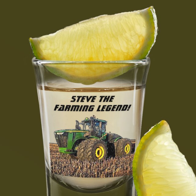 Verre A Shot Équipement de tracteur de légende de l'agriculture (Farming Legend Shot Glass makes a great gift for the farmer in your life. Features a green tractor.)