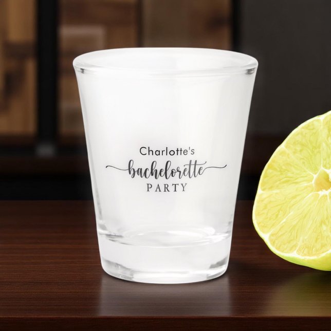 Verre A Shot Fête de Bachelorette Élégante Noir et Blanc (Black And White Stylish Bachelorette Party Shot Glass)