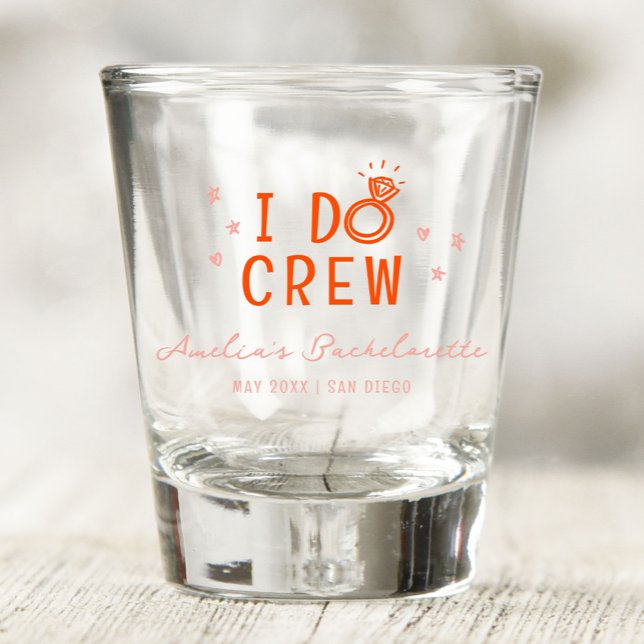 Verre A Shot Fête de Bachelorette I Do Crew Sketch Rose et Roug (Pink and red I Do Crew with hand drawn sketch diamond ring bachelorette party shot glass.)