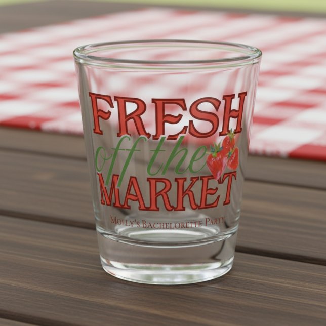 Verre A Shot Fresh Off Market - Personnalisé Moderne Maridal (Celebrate your newly-engaged status in style with this elegant “Fresh Off the Market” design!)
