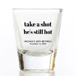 Verre A Shot Funny 60e anniversaire<br><div class="desc">Lunettes de vue amusantes pour sa fête du 60e anniversaire. "prenez un coup il est encore chaud" est dans une grande typographie audacieuse et son nom et son anniversaire sont dans la simple typographie moderne.</div>