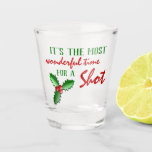 Verre A Shot Funny Holly Jolly Red Berries Feuilles verts<br><div class="desc">Laissez les fêtes commencer par un toast et un verre de ce verre de tir unique et drôle avec C'est le moment le plus merveilleux pour un texte de citation de prise.</div>