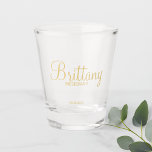 Verre A Shot Gold Modern Script Bridesmaitres personnalisées<br><div class="desc">Verre de tir personnalisé moderne Bridesmaids avec nom de femme de ménage personnalisée en or style de police de calligraphie moderne avec titre et date mariage en or style de police sans serif moderne. Parfait aussi pour femme de ménage d'honneur, fille de fleurs, mère de la mariée, homme de mariée,...</div>