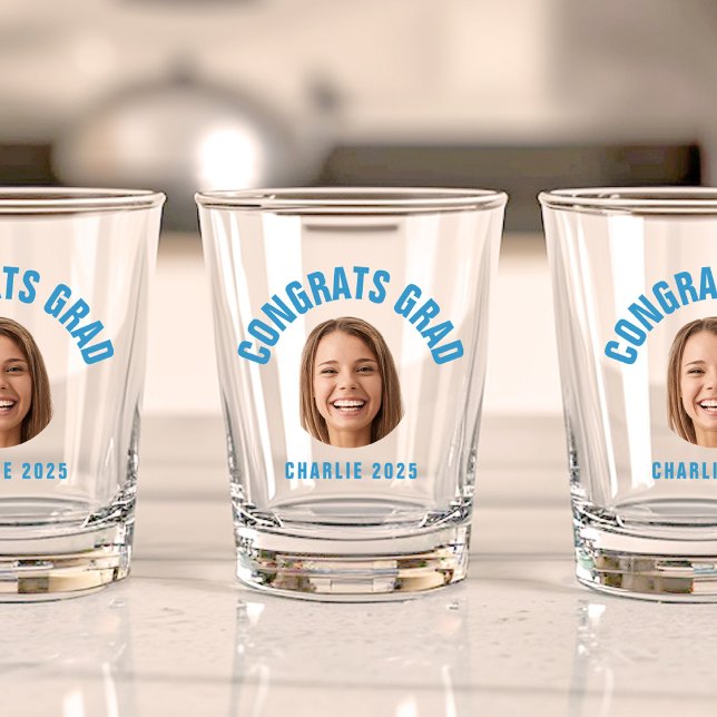 Verre A Shot Graduate Party PERSONNALISÉ TEXTE Photo Graduation (Three shot glasses feature a smiling face with "Congrats Grad" in blue above and "Charlie 2025" )