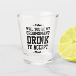 Verre A Shot GroomsMan Proposition Boisson pour Accepter Funny<br><div class="desc">Commencez la fête mariage avec style avec une proposition de Groomsman personnalisée amusante photo verre. Design propose des noms de typographie moderne et design, et une demande personnalisable avec la mention "Serez-vous mon Groomsman? Boire pour accepter". Tout le texte est simple à customiser ou à supprimer. Ces lunettes uniques et...</div>