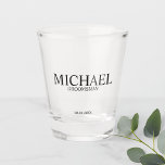 Verre A Shot Groomsmen Personnalisé Classique<br><div class="desc">Classic Personnalisé Groomsmen Shot Glass avec le nom de toiletteur personnalisé avec titre et date mariage dans le style de police serif classique. Aussi parfait pour Best Man,  Père de la Mariée et plus.</div>