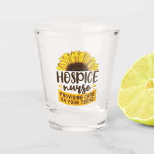 Verre A Shot Infirmière D'Hospice Qui Fournit Des Soins Selon V