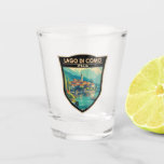 Verre A Shot Insigne d'art de voyage Lago di Como Italia<br><div class="desc">Design vectoriel du lac de Côme. Le lac de Côme,  situé dans la région de Lombardie,  dans le nord de l'Italie,  est une station balnéaire haut de gamme connue pour ses paysages spectaculaires,  située au pied des Alpes.</div>