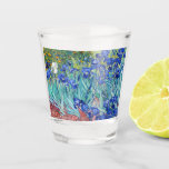 Verre A Shot Irises Vincent van Gogh<br><div class="desc">Irises (1889) Vincent van Gogh. Un beau paysage estival. Les iris bleus fleurissent dans un lit fleuri dans un jardin verdoyant. Reproduction d'oeuvres d'art célèbres dans le domaine public.</div>