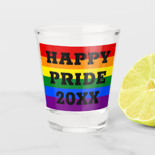 Verre A Shot Joyeuse fierté avec l'année gay LGBTQ Rainbow drap