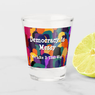 Verre A Shot La démocratie est беспорядочная