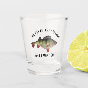 Verre A Shot La pêche enorme de perche folâtre des hommes de