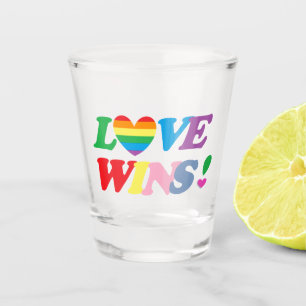 Verre A Shot L'amour arc-en-ciel gagne LGBT