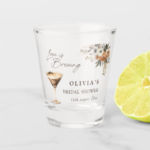 Verre A Shot L'amour est en train de préparer une fête prénupti