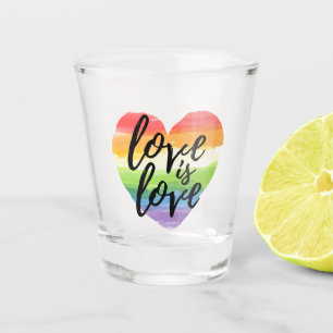 Verre A Shot L'amour est l'amour Coeur d'aquarelle arc-en-ciel