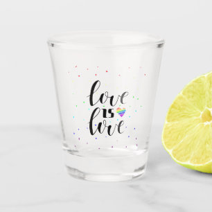 Verre A Shot L'amour est l'amour Coeurs arc-en-ciel