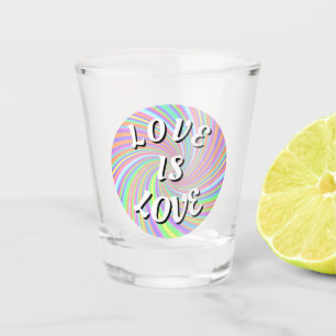Verre A Shot L'amour est l'amour de la fierté