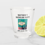 Verre A Shot Las Vegas Bachelor Party Trip Favoriser<br><div class="desc">Aller à Vegas pour votre baccalauréat ? Alors ce verre photo emblématique de Las Vegas sera la faveur de mariage parfaite ou cadeau pour vous et les gars! Personnalisez avec le nom,  le titre de l'événement et la ou les dates de votre choix</div>