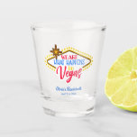 Verre A Shot Las Vegas Bachelorette Party Favoriser<br><div class="desc">Préparez-vous pour un Las Vegas Bachelorette mémorable avec ce verre photo personnalisable ! C'est la faveur parfaite que les clients voudront conserver.</div>