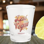 Verre A Shot Las Vegas Nevada Retro Vintage Party<br><div class="desc">Las Vegas Nevada Retro Vintage Design avec une boule disco dans les tons marron clair,  rose et bleu clair. Ce magnifique verre à balles est un cadeau,  un souvenir ou un article de mode parfait pour les résidents de Las Vegas City,  les visiteurs,  les touristes ou les fans.</div>
