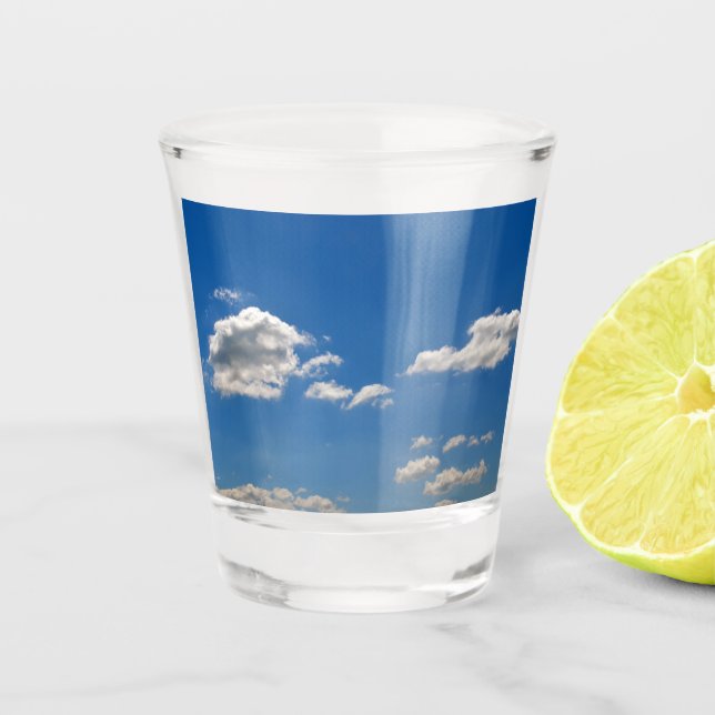 Verre A Shot Le ciel est bleu et les nuages blancs passent (Devant)