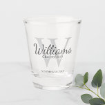 Verre A Shot Le nom et le monogramme des développeurs de script<br><div class="desc">Ajoutez une touche personnelle à votre mariage avec du verre photo personnalisé pour les groomsmen. Ce verre de tir est doté du nom de toiletteur personnalisé en style de police de script classique gris avec des détails mariages en style de police serif classique gris et monogramme en style de police...</div>