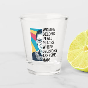Verre A Shot Les femmes appartiennent à tous les endroits où 