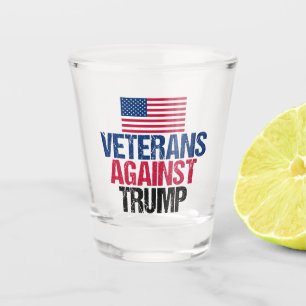 Verre A Shot Les vétérans contre le drapeau américain Trump