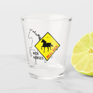 Verre A Shot Les vrais hommes chevauchent des chevaux et fête d
