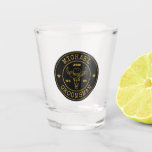 Verre A Shot Logo Rustique Old West Cowboy Groomsmen personnali<br><div class="desc">Cadeaux personnalisés pour les groomsmen avec thème western cowboy. Décoré de casquette de cowboy avec police vintage occidentale. Le texte et la couleur sont modifiables à l'aide de l'outil de conception pour s'adapter à votre occasion. Obtenez ce cadeau de personnaliser pour les mariages, les célibataires, les fiançailles ou toute autre...</div>