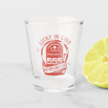 Verre A Shot Lucky in Love Casino Main Draas Vegas Bachelorette<br><div class="desc">Préparez-vous à un week-end de bachelorette en amour avec cette jolie main dessinée Vegas casino bachelorette fête en faveur verre tourné! Parfait pour un week-end de filles Vegas, une bachelorette de casino ou un thème "chanceux amoureux", la mariée sera ravie de s'amuser le week-end avec ses dames les plus proches...</div>