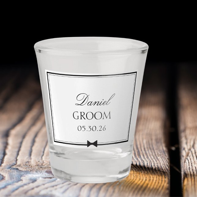 Verre A Shot Mariage classique personnalisé Salle Bowtie simple (Kick off wedding vibes with this personalized shot glass! Perfect for a groom gift for the big day.)