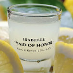Verre A Shot Mariage Date et noms Maid of Honour Personnalisé<br><div class="desc">Un verre photo personnalisé - un cadeau de souvenir mariage pour votre mariage. Design élégant et minimaliste dans la typographie noire moderne. Le nom modèle est mis en place pour vous permettre de customiser avec le nom de votre femme d'honneur, le nom de la mariée et du marié et la...</div>