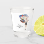 Verre A Shot Mariée aux cheveux roux de Las Vegas<br><div class="desc">Verre à shot de soirée de bachelorette qui met en valeur une mariée aux cheveux roux glamour sur le point de se marier dans un cadre chic de Las Vegas, sirotant un cosmopolitan, avec des jetons de poker qui se déversent de son sac élégant. Capturez l'excitation et l'énergie de la...</div>