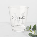 Verre A Shot Masculine Monogramme personnalisé et nom Groomsmen<br><div class="desc">Ajoutez une touche personnelle à votre mariage avec du verre photo personnalisé pour les groomsmen. Cette vitre de tir présente le nom personnalisé du toiletteur avec titre en gris et monogramme en gris clair comme arrière - plan, dans le style de police serif classique. Parfait aussi pour le meilleur homme,...</div>