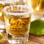 Verre A Shot Mère de la mariée éditable | Mariage Keepsaké<br><div class="desc">Verre de photo personnalisé pour la mère de la mariée (ou personnaliser pour toute relation) - un cadeau de souvenir mariage pour votre mariage. Design élégant et minimaliste dans la typographie noire moderne. Le nom modèle est configuré pour vous permettre de customiser avec le nom de votre parent, le nom...</div>