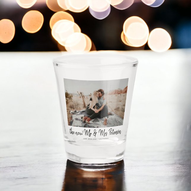 Verre A Shot Moderne simple nouvelle M. et Mme script photo mar (Modern simple new Mr and Mrs script wedding photo Shot Glass)
