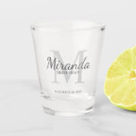 Verre A Shot Monogramme et nom de la servante d'accueil personn<br><div class="desc">Cadeaux Bridesmaids personnalisées avec le nom de la femme d'honneur personnalisée en gris style de police de script classique et monogramme en gris clair style de police serif classique en arrière - plan avec titre et date de mariage en gris style de police serif classique sur arrière - plan blanc....</div>