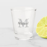 Verre A Shot Monogramme et nom simples et élégants<br><div class="desc">Cette conception a un gros monogramme initial en gris clair avec le nom en gris fusain foncé placé sur l'initiale. Personnalisez cette conception pour quelqu'un de spécial en remplaçant l'exemple de texte affiché dans le modèle de conception. Cet article fait un beau cadeau de marionnettiste, cadeau de Fête des pères...</div>