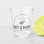 Verre A Shot Monogramme Mariage de fleurs modernes<br><div class="desc">Des lunettes personnalisées de photo de mariage font un merveilleux cadeau de souvenir pour la mariée et le marié ou personnalisent chacun pour une faveur unique de fête de mariage pour donner à vos groomsmen, demoiselles d'honneur ou membres de la famille. Ce design rustique moderne de style logotype possède une...</div>