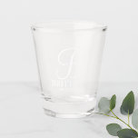 Verre A Shot Monogramme personnalisé moderne et nom Bridesmaid<br><div class="desc">Verre de prise de vue Bridesmaid moderne avec monogramme personnalisé en blanc élégant style de police script avec nom et titre de bridesmaid en blanc classique style de police serif. Parfait aussi pour femme de ménage d'honneur,  mère de la mariée et plus.</div>