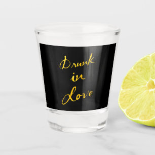 Verre A Shot Noir ivre dans l'amour